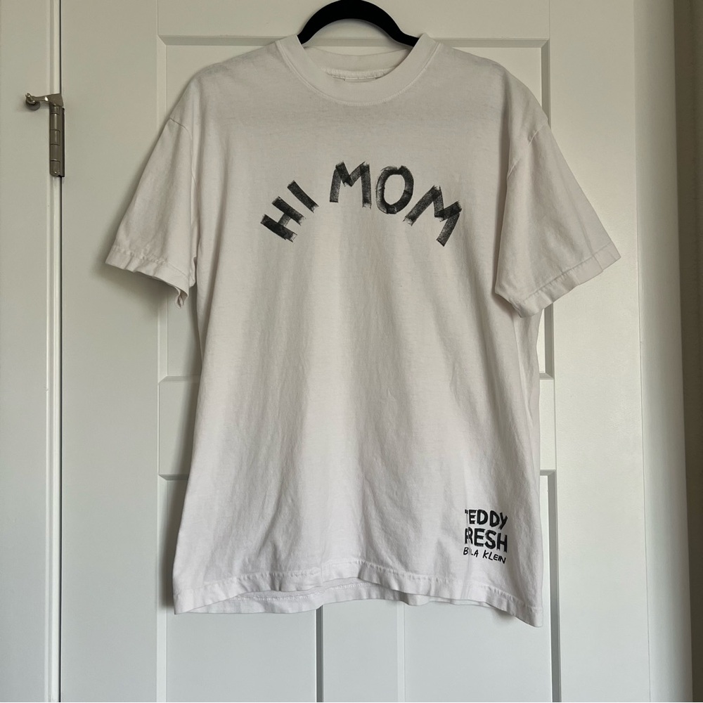 Teddy Fresh by Hila Klein Hi Mom / Bye Mom White Graphic T Shirt | Size Medium